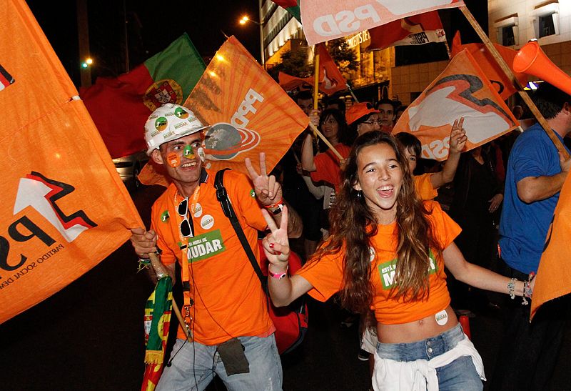 Más seguidores del candidato del Partido Social Democrático celebran en Lisboa la victoria