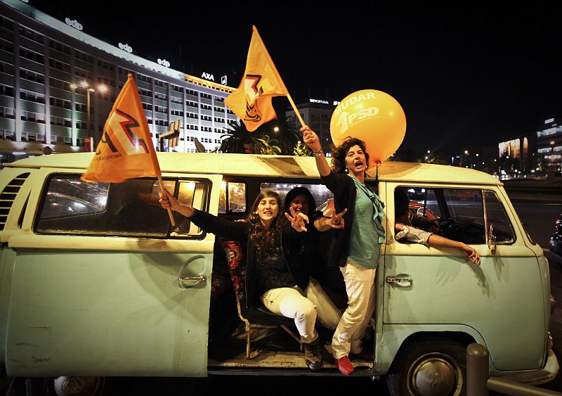 Partidarios del PSD celebran la victoria de su partido