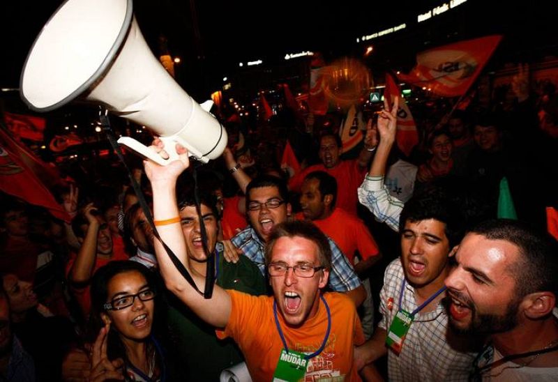 Seguidores del candidato del Partido Social Democrático salen a la calle victoriosos