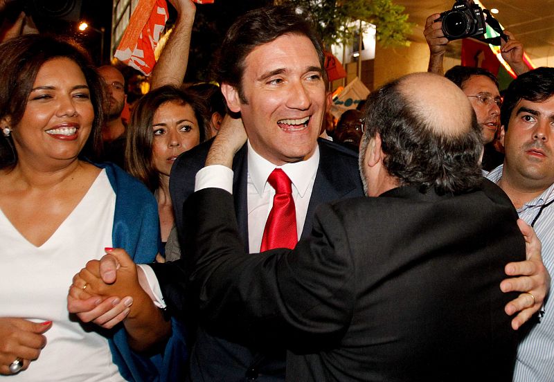 El vencedor de las elecciones en Portugal, Pedro Passos Coelho, junto a su esposa, Laura Ferreira