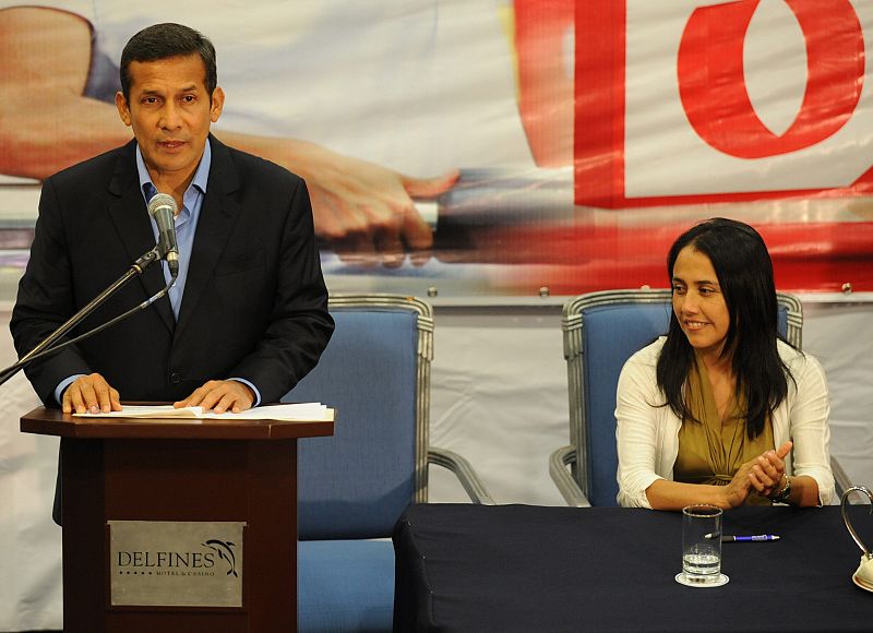 El candidato nacionalista Ollanta Humala habla junto a su esposa Nadine durante una conferencia de prensa