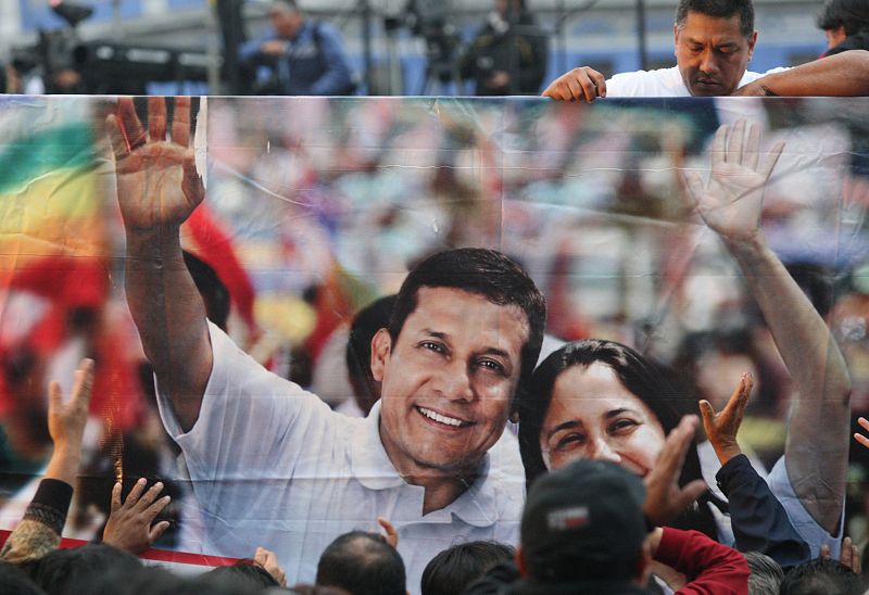 Simpatizantes del candidato presidencial peruano, el nacionalista Ollanta Humala, celebran los primeros resultados
