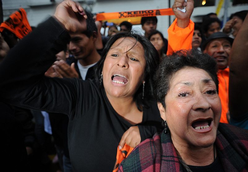 Simpatizantes de la candidata presidencial peruana Keiko Fujimori conocen los primeros resultados