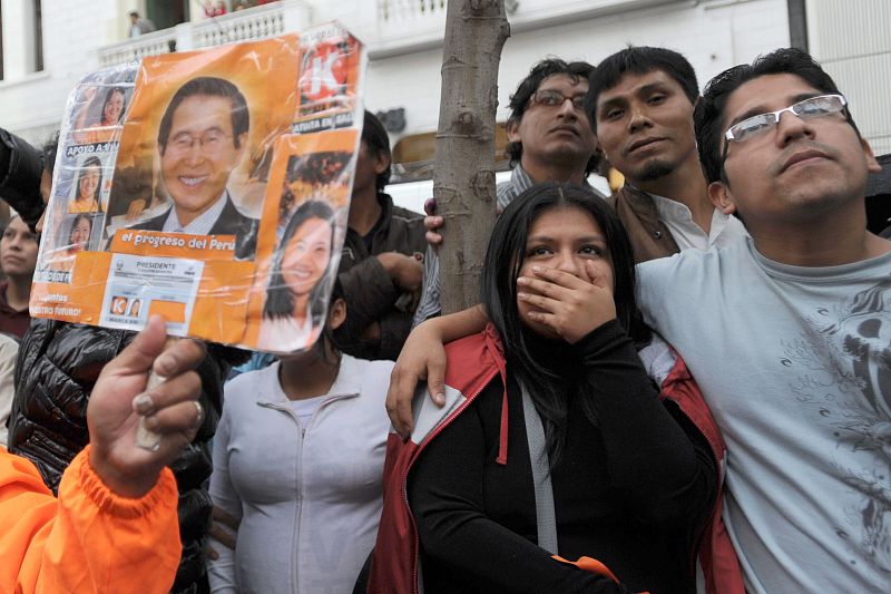 Simpatizantes de la candidata presidencial Keiko Fujimori reaccionan ante los primeros resultados a pie de urna