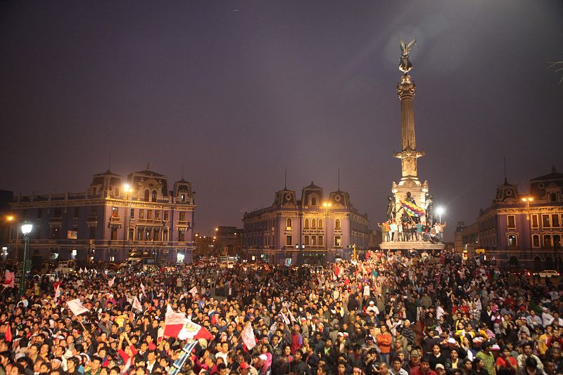 Simpatizantes del candidato presidencial peruano, el nacionalista Ollanta Humala, celebran su triunfo