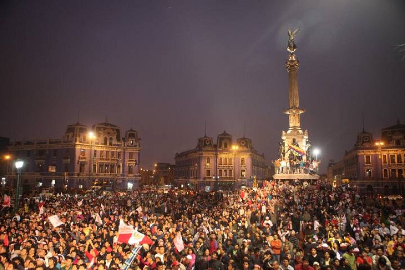 Simpatizantes del candidato presidencial peruano, el nacionalista Ollanta Humala, celebran su triunfo