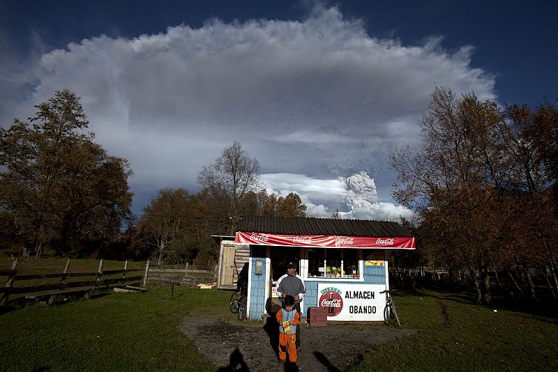 Una intensa lluvia de cenizas afectó el viernes pasado a la ciudad argentina de Bariloche, uno de los centros turísticos más bellos de Argentina.