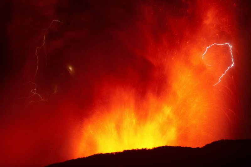 En Chile hay más de 2.000 volcanes, de los cuales 125 son considerados geológicamente activos y cerca de 60 han tenido algún tipo de actividad eruptiva en los últimos 450 años.