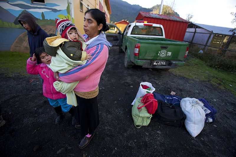 El Gobierno chileno amplió el sábado la orden de evacuación tras la erupción del Puyehue y decretó el traslado de 3.500 personas de los alrededores, pocas horas después de decretar la alerta roja debido a la intensa actividad sísmica en la zona.