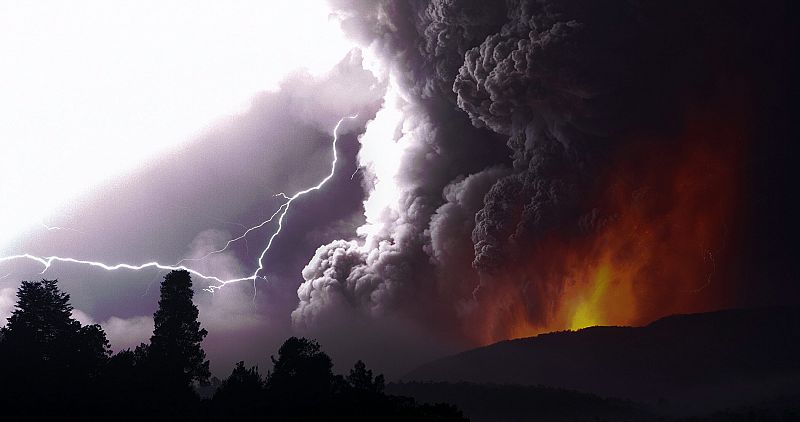 Rayos, lava y ceniza confluyen tras la erupción.