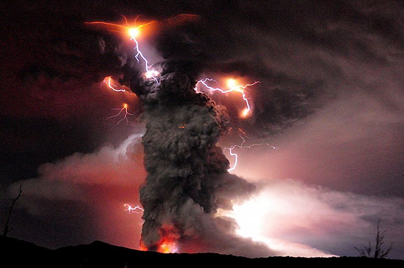 La columna de humo se eleva ya a diez kilómetros de altura y las cenizas han comenzado a llegar a Argentina.