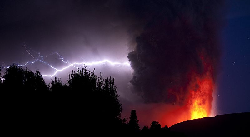 Vista de la erupción del complejo volcánico Puyehue - Cordón Caulle en Riñinahue (Chile), que entró el domingo en erupción en el sur de Chile y obligó a ordenar la evacuación de unas 3.500 personas de los alrededores.