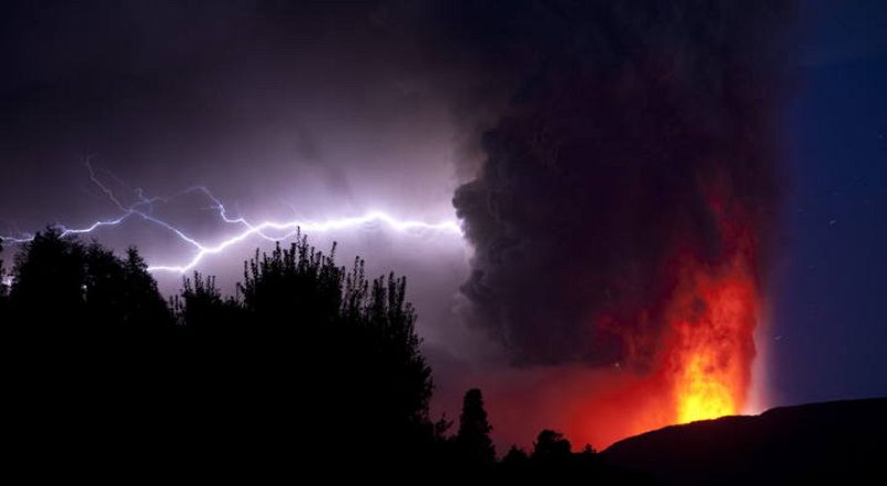 Vista de la erupción del complejo volcánico Puyehue - Cordón Caulle en Riñinahue (Chile), que entró el domingo en erupción en el sur de Chile y obligó a ordenar la evacuación de unas 3.500 personas de los alrededores. 