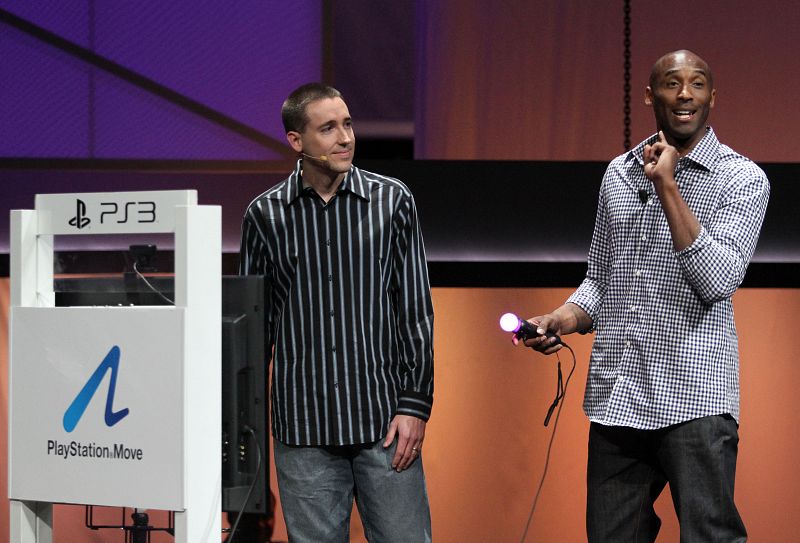 El jugador de baloncesto de Los Angeles Lakers, Kobe Bryant, durante la presentación de uno de los últimos videojuegos de Sony en la víspera del estreno oficial del E3, la gran feria del sector