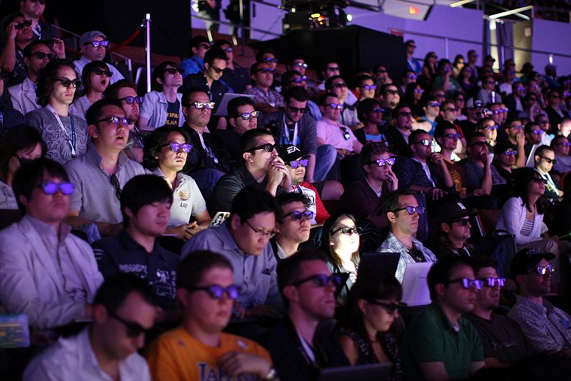 Los asistentes a la presentación de los últimos videojuegos en el E3 tuvieron que ponerse gafas 3D para disfrutar con las novedades presentadas por Sony, entre ellas la sucesora de la PSP, la PlayStation Vita