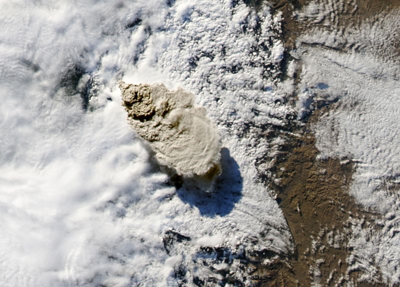 Una gigantesca nube de ceniza emitida por el volcán Puyehue, que entró en erupción el pasado sábado en el sur de Chile, mantiene en alerta a varias ciudades de la Patagonia y la costa atlántica argentina.