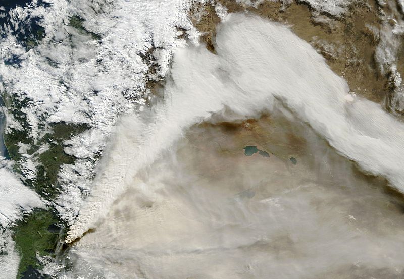 Las cenizas del Puyehue obligan a cerrar los aeropuertos de Buenos Aires y Montevideo.