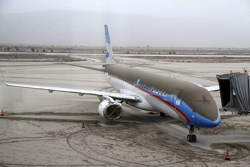 Un avión de la compañía Austral permanece cubierto de cenizas en el aeropuerto de Bariloche, en la Paagonia argentina.