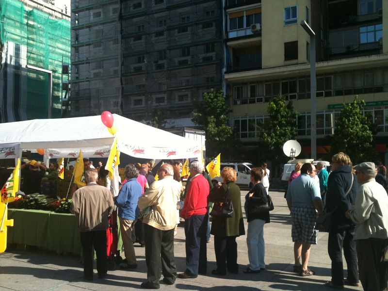 Las colas, desde primera hora de la mañana en la plaza Felipe II de Madrid