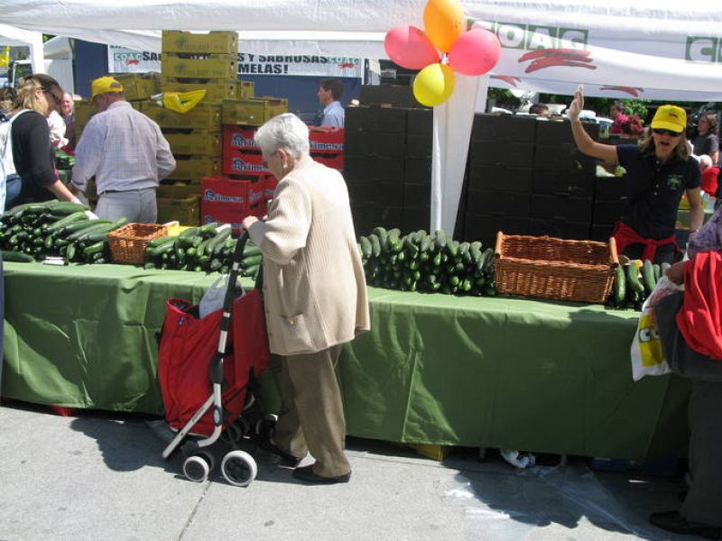Mucha gente, como Concepción, ha aprovechado para llenar el carro de la compra
