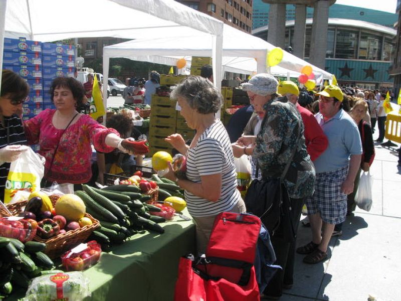 Además de pepinos, los agricultores han repartido otras hortalizas y frutas a elección del consumidor