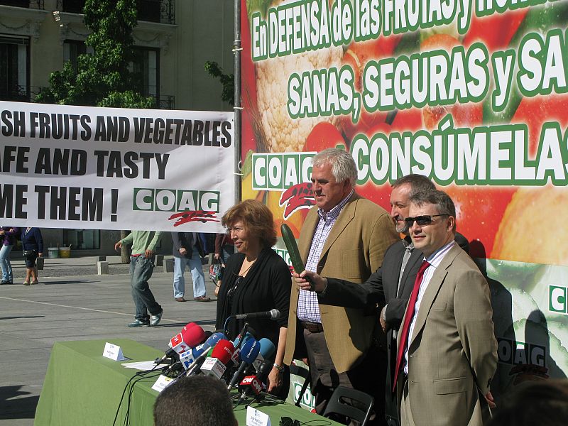 El secretario general de COAG, Miguel López (segundo por la izquierda), junto a representantes de las asociaciones de consumidores UCE, CECU y Asgeco