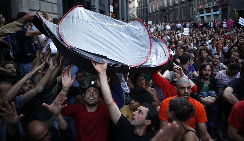 Durante el acto de protesta, los concentrados amenazaron con acampar frente a la sede de la Cámara Baja.