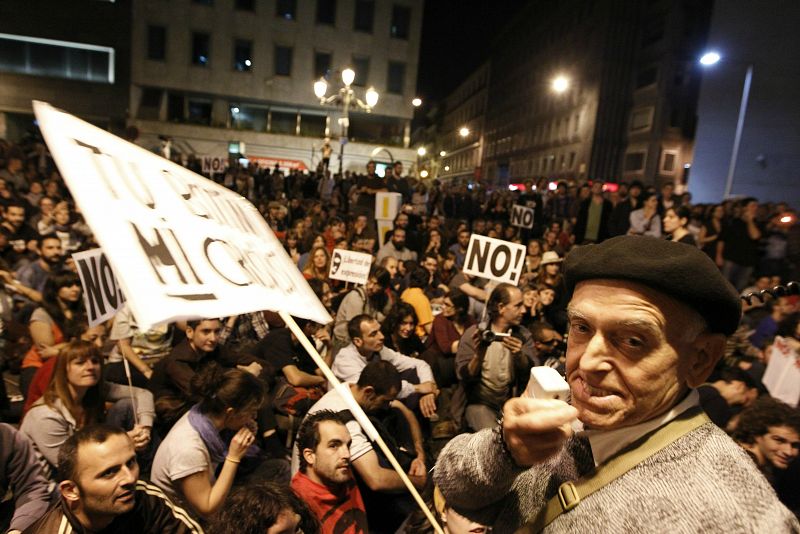 El octogenario Francisco Román se dirige por megafonía al más de un millar de indignados del Movimiento 15-M que permanecen concentrados en las proximidades del Congreso de los Diputados.