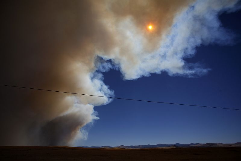 El fuego ha calcinado centenares de metros cuadrados y ha provocado la evacuación de miles de personas