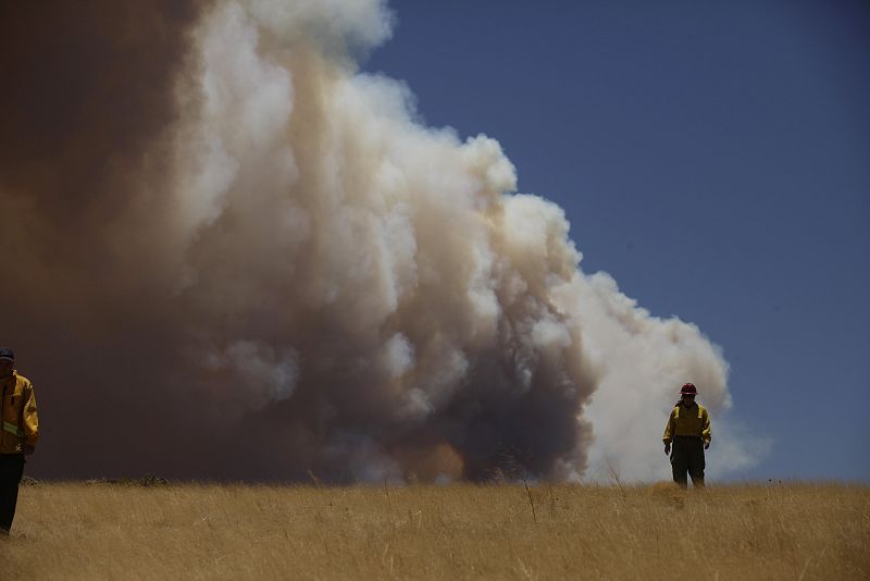 Una nube de humo se extiende sobre las Montañas Blancas en el condado de Apache