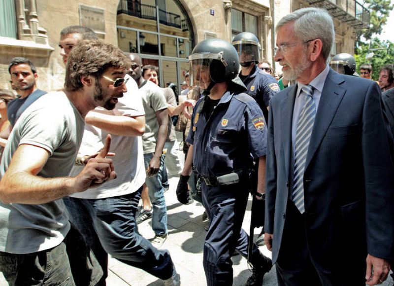 Varios "indignados" del movimiento 15M discuten con los agentes al finalizar el pleno en el Parlamento