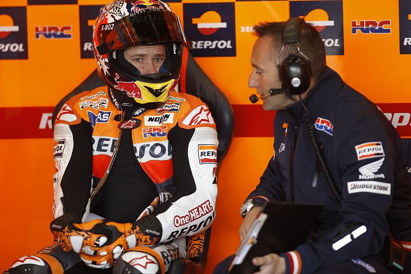 Stoner comenta en su box cómo ha ido la Honda en los libres.