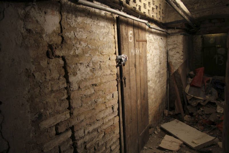 Los cadáveres estaban ocultos en hormigón dentro de dos heladeras en este sótano de un heladería propiedad de la española detenida.  