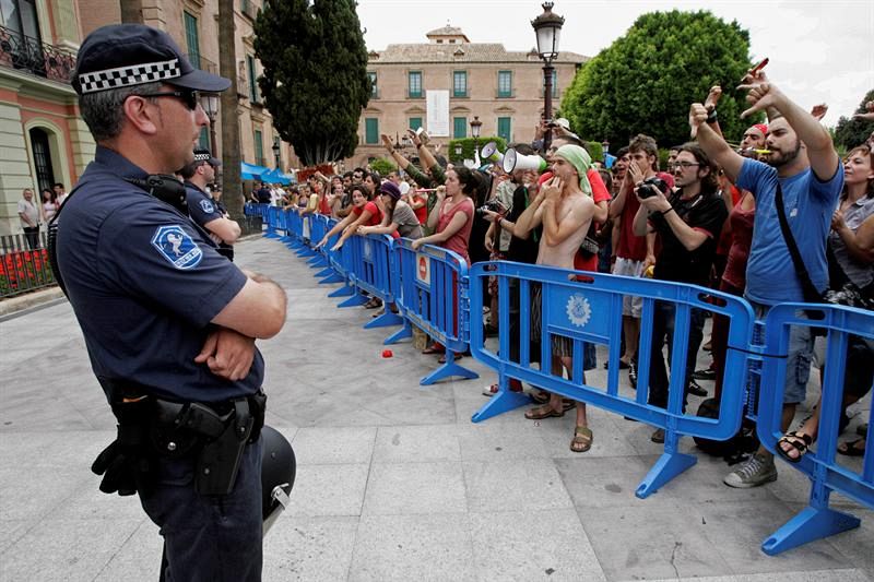 Un centenar de 'indignados' se concentra frente al Ayuntamiento de Murcia