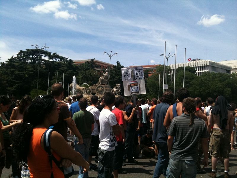 Un grupo de 'indignados' protesta en frente del Ayuntamiento de Madrid