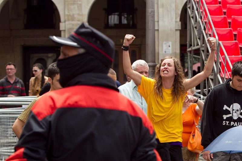 Varios 'indignados' protestan a las puertas del Ayuntamiento de Vitoria