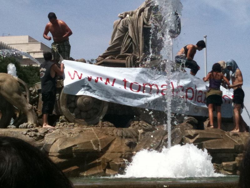 Un grupo de 'indignados' toma la Cibeles en madrid