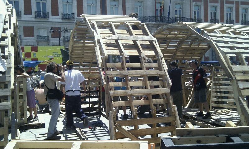 Vista de la estructura construida por los 'indignados' para el puesto permanente que mantendrán en Sol.