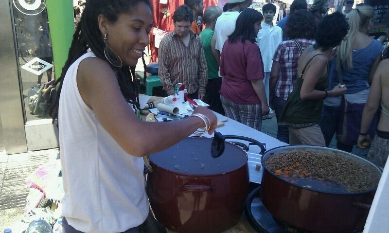 Mónica prepara arroz y lentejas para la comida popular de este domingo.