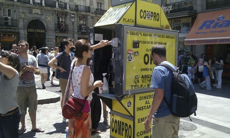 Los indignados han pasado el día retirando todos los restos de la acampada.