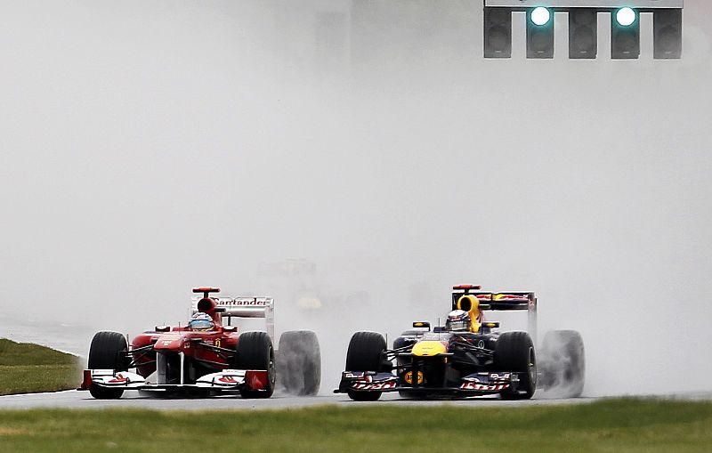 Fernando intenta adelantar a Vettel cuando la visibilidad no era muy buena por la lluvia.