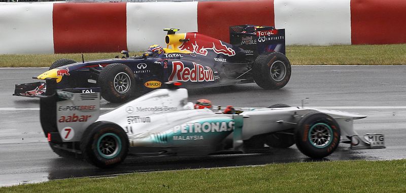 Schumacher adelanta a Webber después de que este haya quedado vuelto en la pista tras un toque con Hamilton.