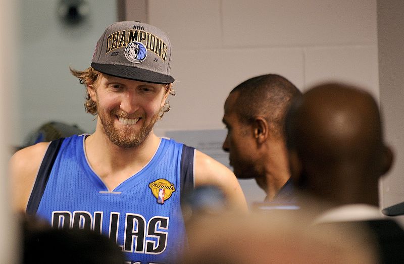 El jugador Dirk Nowitzki de los Mavericks de Dallas celebra la victoria del equipo antes los Heat de Miami en el Americn Airlines Arena en Miami (Estados Unidos).