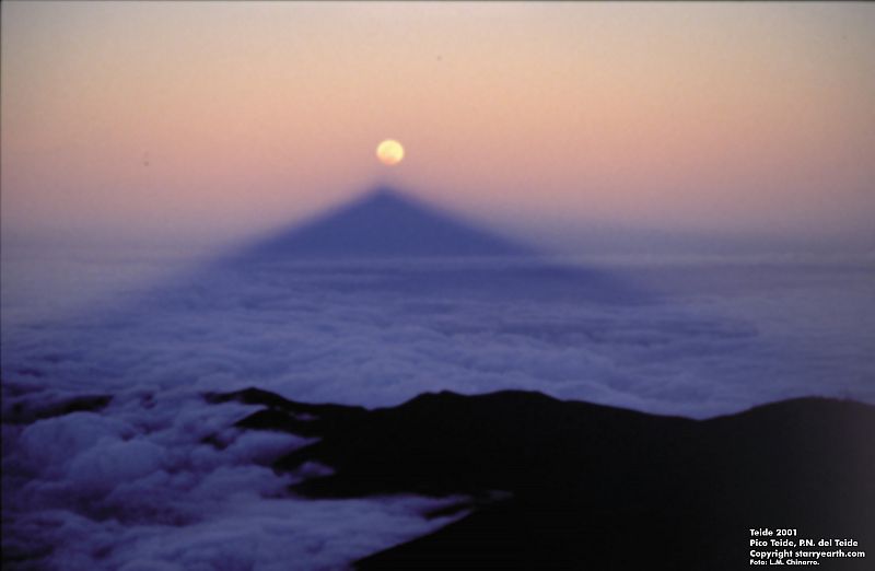 Cuando el eclipse lunar se produce al amanecer o al atardecer, la sombra del Teide se alinea con la Luna.