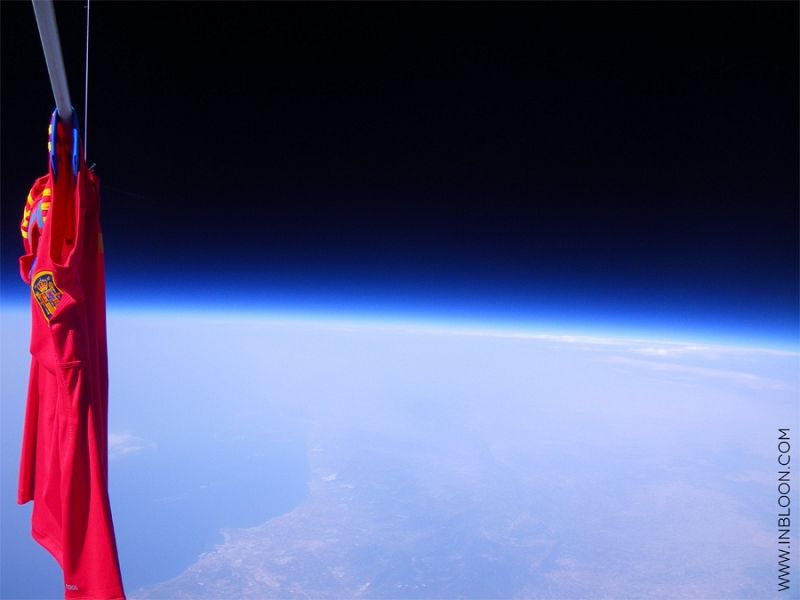 La camiseta de la selección española de fútbol 'besando' el espacio