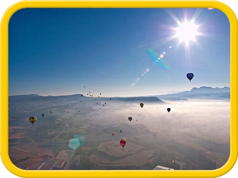 Distintos globos aerostáticos comienzan su viaje