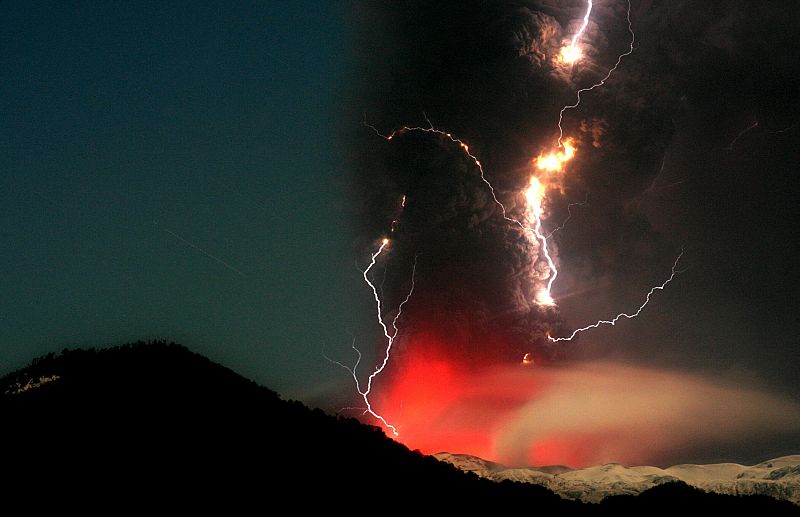 Vista de la erupción del complejo volcánico Puyehue-Cordón Caulle desde la localidad de Entre Lagos.