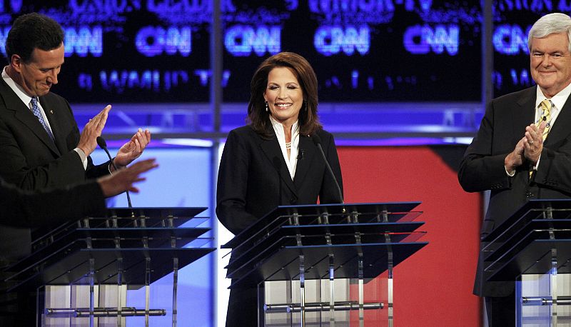 Rick Santorum, izquierda, y Newt Gingrich aplauden a la congresista Michelle Bachmann