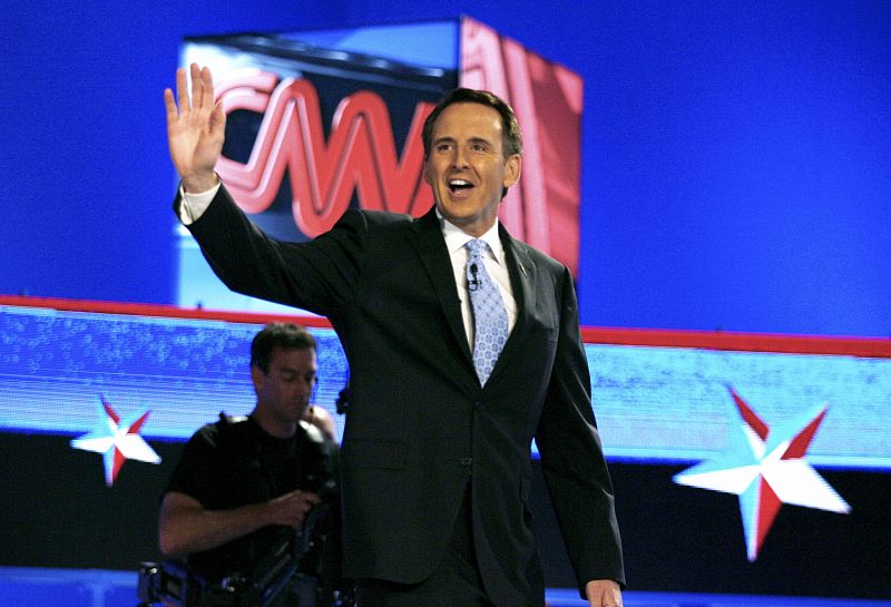 El exgobernador de Minnesota Tim Pawlenty en el escenario antes del comienzo del encuentro de candidatos republica nos en Manchester, New Hampshire