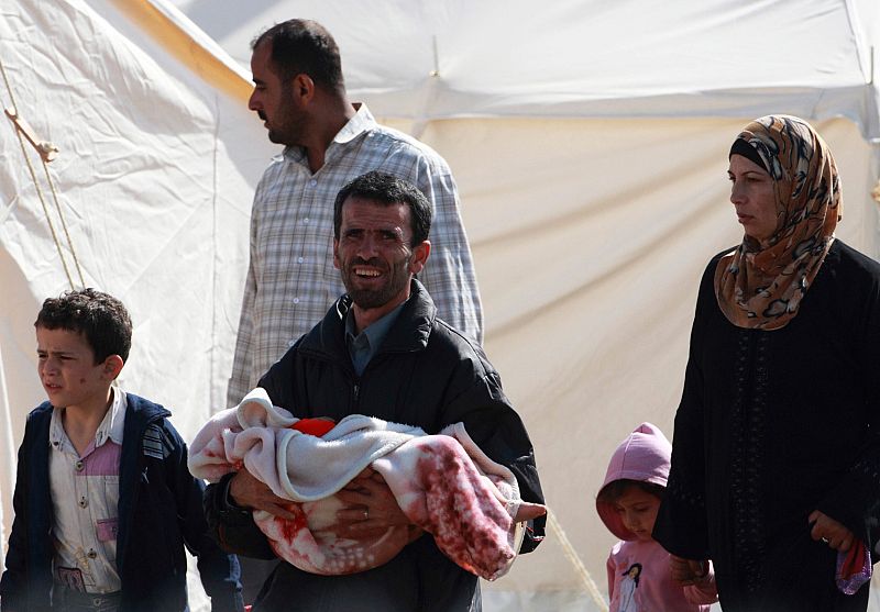 Una familia de refugiados, en las tiendas del campo de refugiados de Boynuegin.